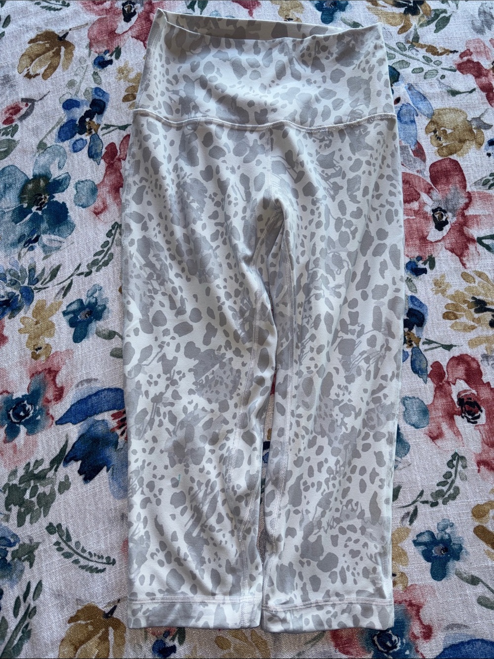 Lululemon Align High-Rise Crop 17"
Cheetah Camo Antique White Multi